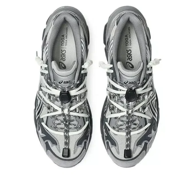 Asics x TOGA Gel-Cumulus 16 TG «Gris, Negro y Plata Pura» Asics x TOGA Gel-Cumulus 16 TG «Gris, Negro y Plata Pura»
