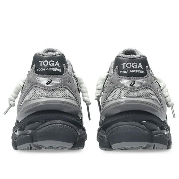 Asics x TOGA Gel-Cumulus 16 TG «Gris, Negro y Plata Pura» Asics x TOGA Gel-Cumulus 16 TG «Gris, Negro y Plata Pura»