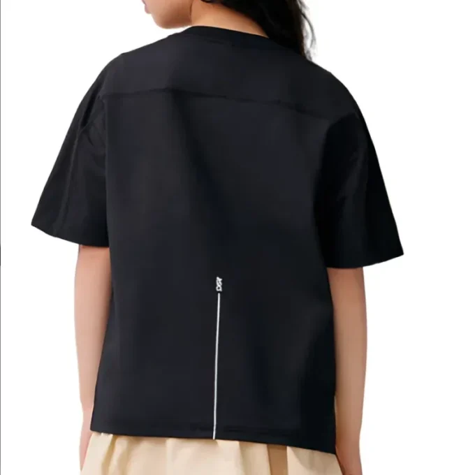 Camiseta con bolsillo con parche del logotipo «Negro»